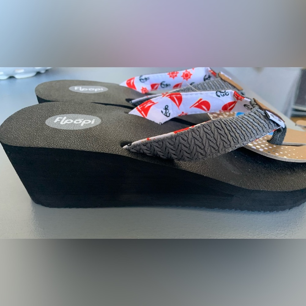 NWT- Floopi Wedge Flip Flops in Gray - Sz 7